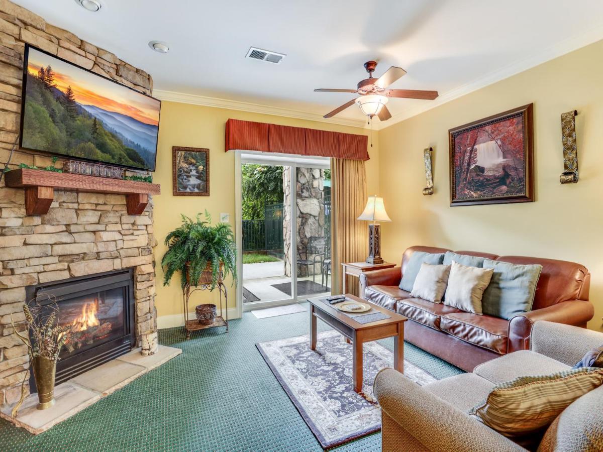 Downtown Delight, 2 Bedrooms, Pool, Hot Tub, Sleeps 6 Гетлинбург Екстериор снимка