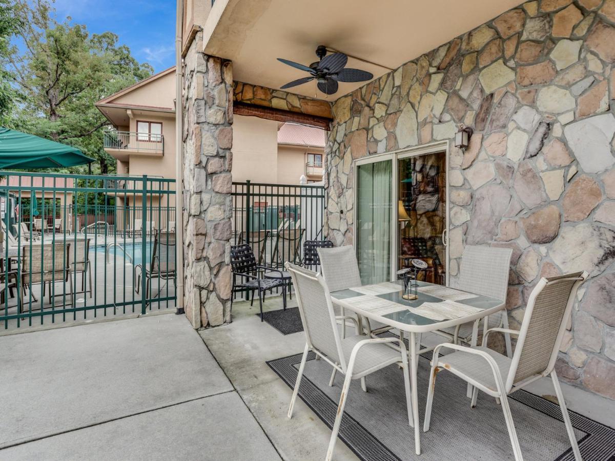 Downtown Delight, 2 Bedrooms, Pool, Hot Tub, Sleeps 6 Гетлинбург Екстериор снимка