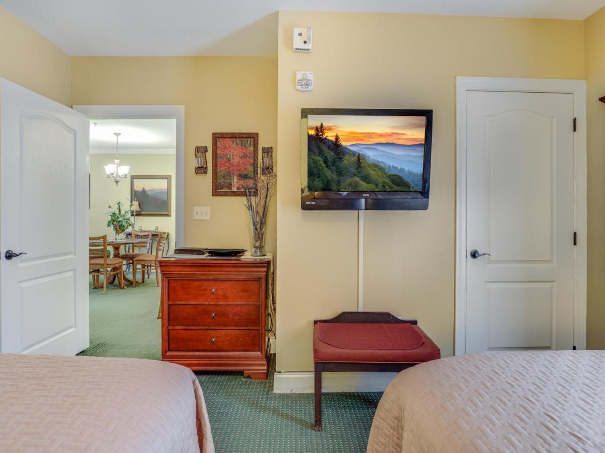 Downtown Delight, 2 Bedrooms, Pool, Hot Tub, Sleeps 6 Гетлинбург Екстериор снимка