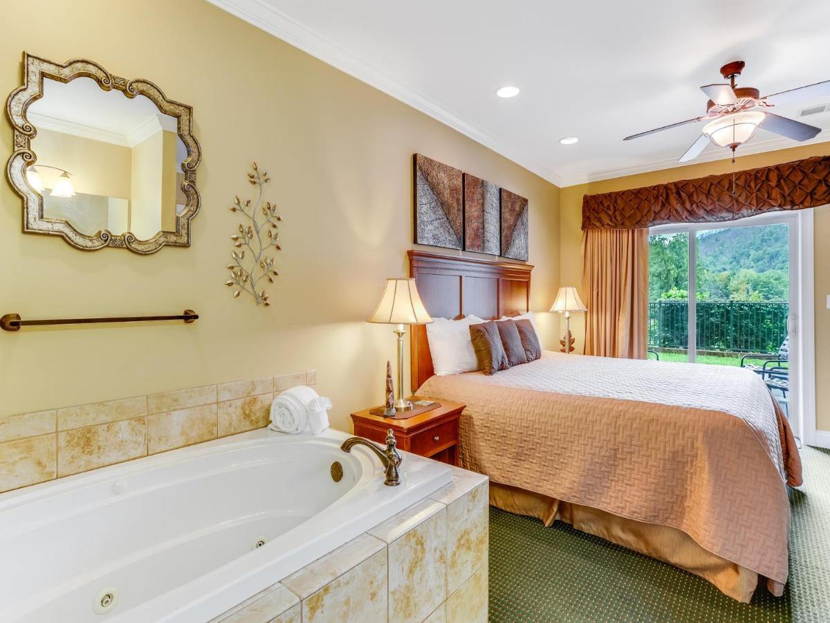 Downtown Delight, 2 Bedrooms, Pool, Hot Tub, Sleeps 6 Гетлинбург Екстериор снимка