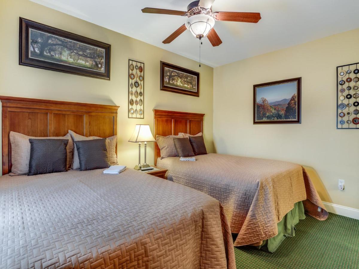 Downtown Delight, 2 Bedrooms, Pool, Hot Tub, Sleeps 6 Гетлинбург Екстериор снимка